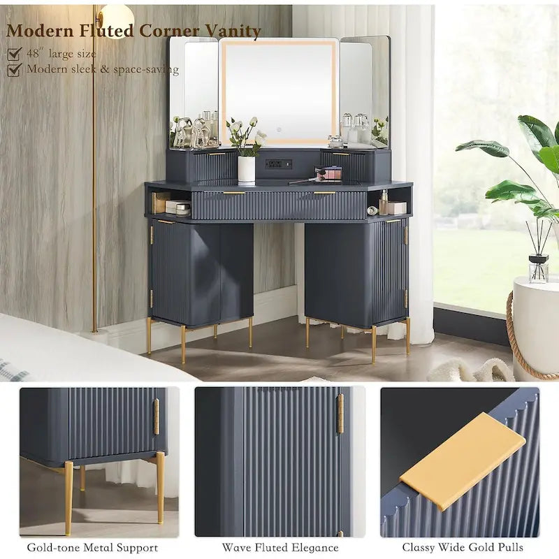 Modern geribbeld make-upbureau met drievoudige spiegel en verlichting