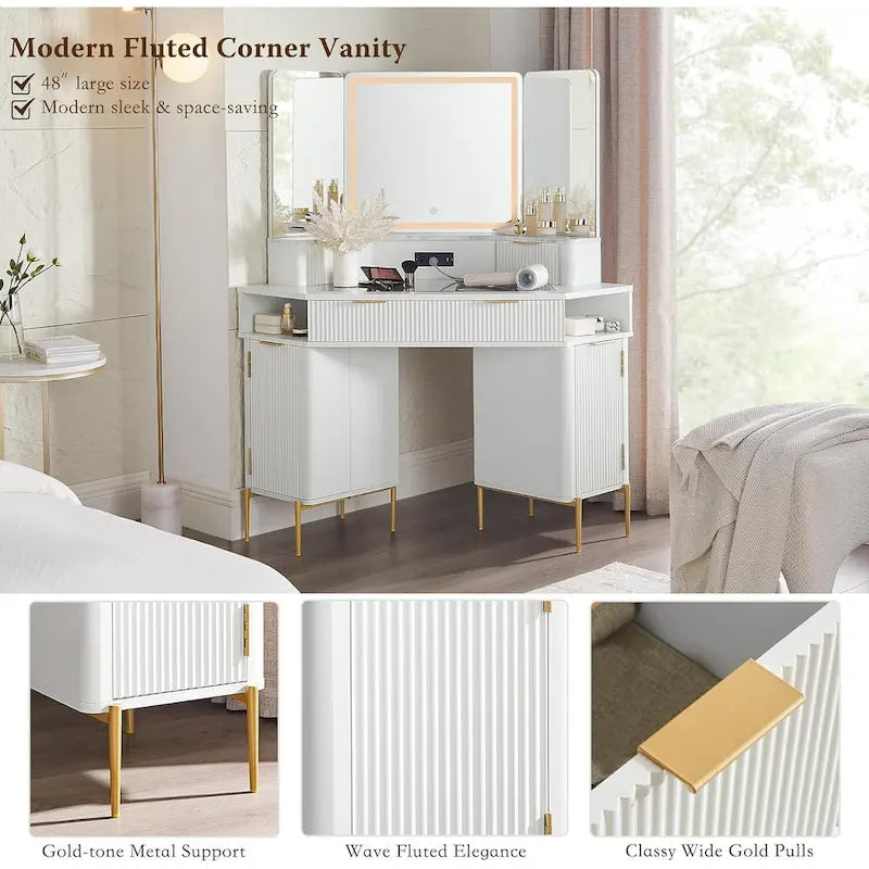 Modern geribbeld make-upbureau met drievoudige spiegel en verlichting