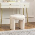 Kleiner runder niedriger Hocker aus Teddy-Stoff als Schminktischsitz im modernen Stil