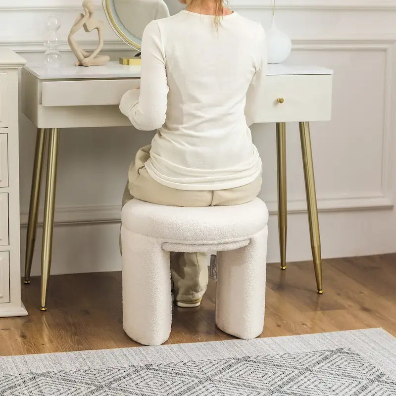 Kleiner runder niedriger Hocker aus Teddy-Stoff als Schminktischsitz im modernen Stil