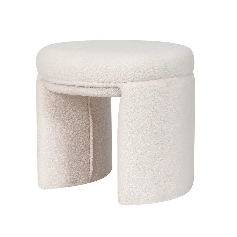 Kleiner runder niedriger Hocker aus Teddy-Stoff als Schminktischsitz im modernen Stil