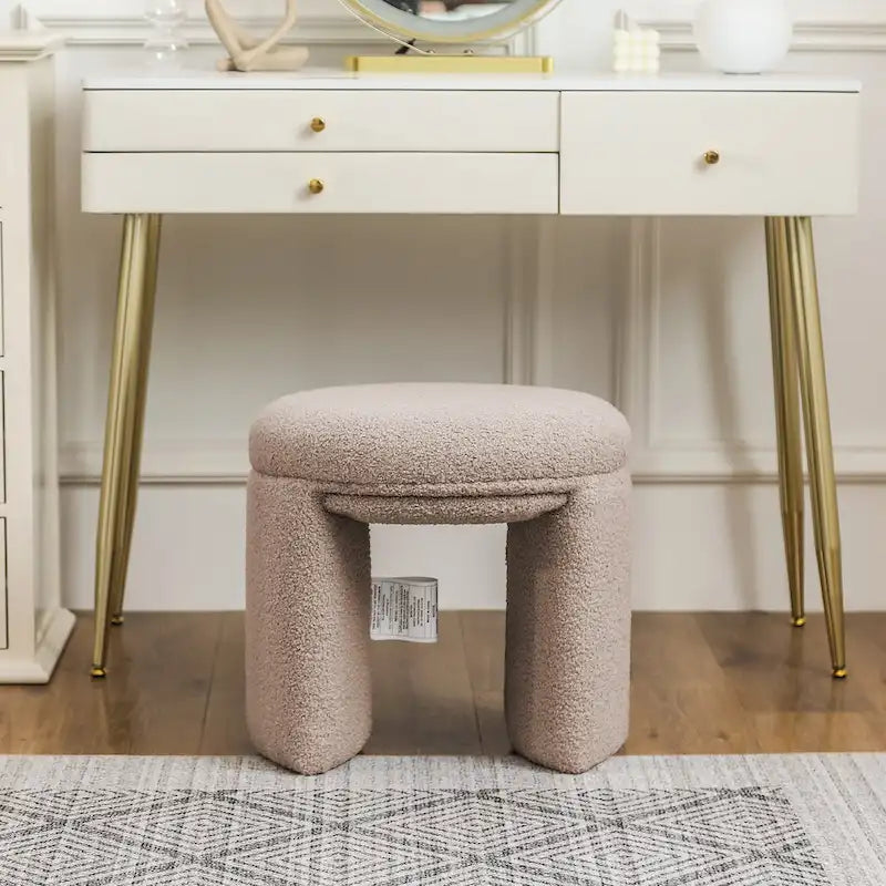 Kleiner runder niedriger Hocker aus Teddy-Stoff als Schminktischsitz im modernen Stil