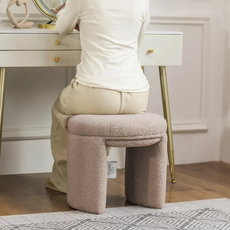 Kleiner runder niedriger Hocker aus Teddy-Stoff als Schminktischsitz im modernen Stil