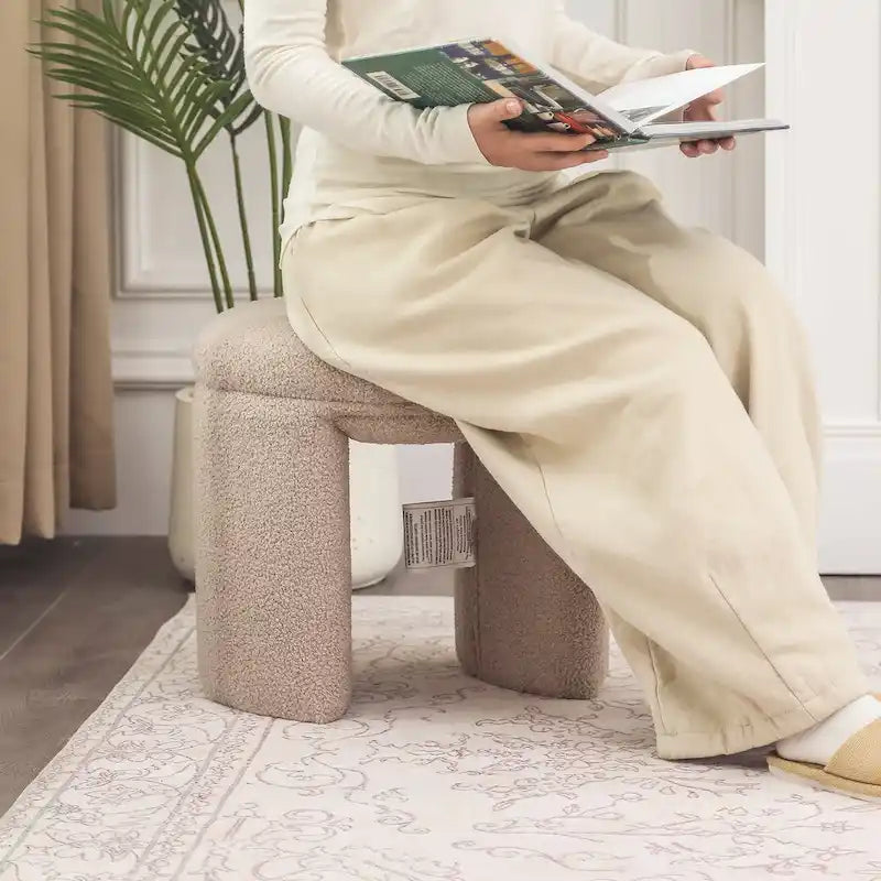 Kleiner runder niedriger Hocker aus Teddy-Stoff als Schminktischsitz im modernen Stil