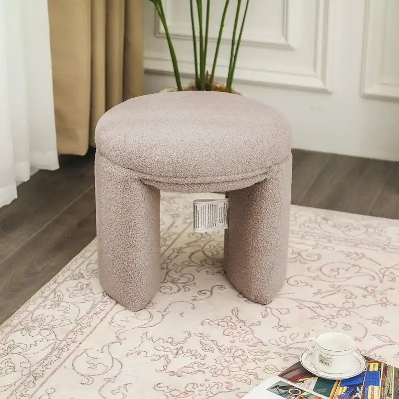 Kleiner runder niedriger Hocker aus Teddy-Stoff als Schminktischsitz im modernen Stil
