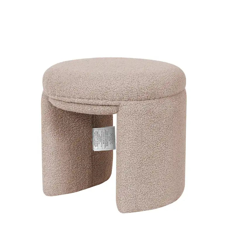 Kleiner runder niedriger Hocker aus Teddy-Stoff als Schminktischsitz im modernen Stil