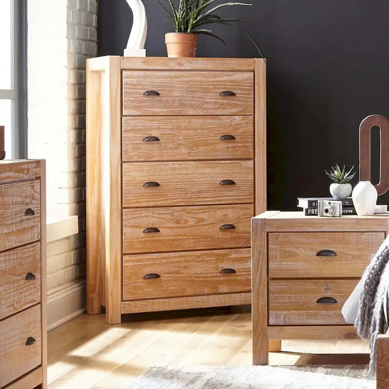 Rustieke ladekast met 5 laden van massief hout en verweerde afwerking voor de slaapkamer
