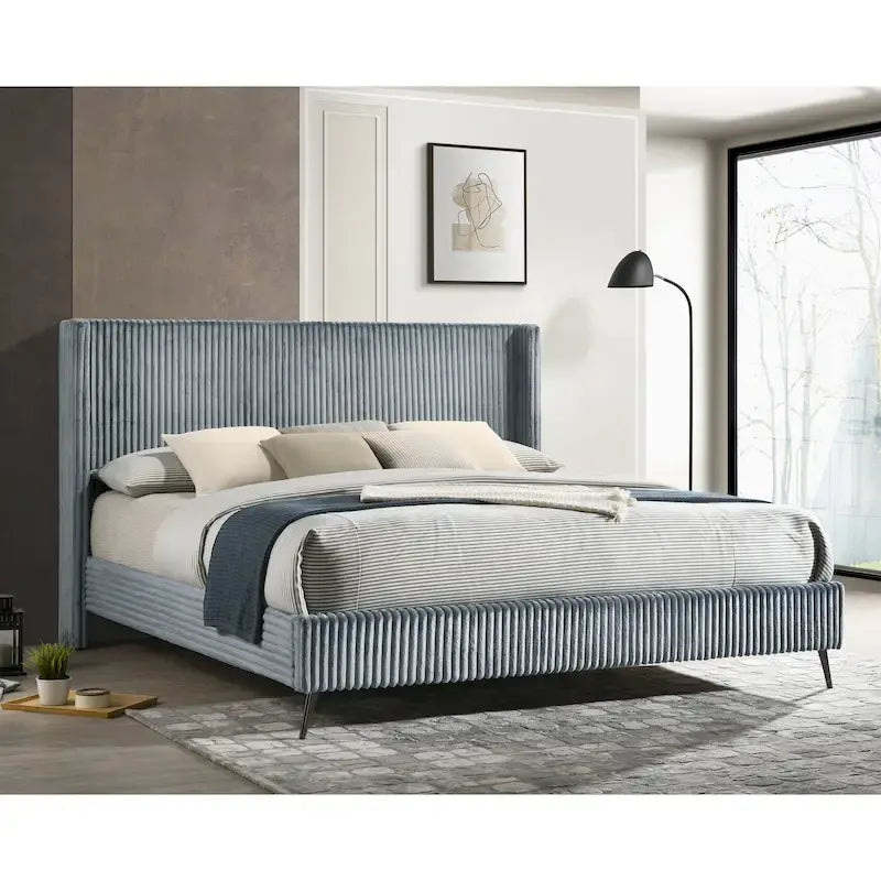 Cama de panel tamaño king tapizada en pana de canal ancho con cabecero alto tipo wingback