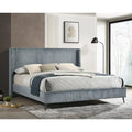 Cama de panel tamaño king tapizada en pana de canal ancho con cabecero alto tipo wingback