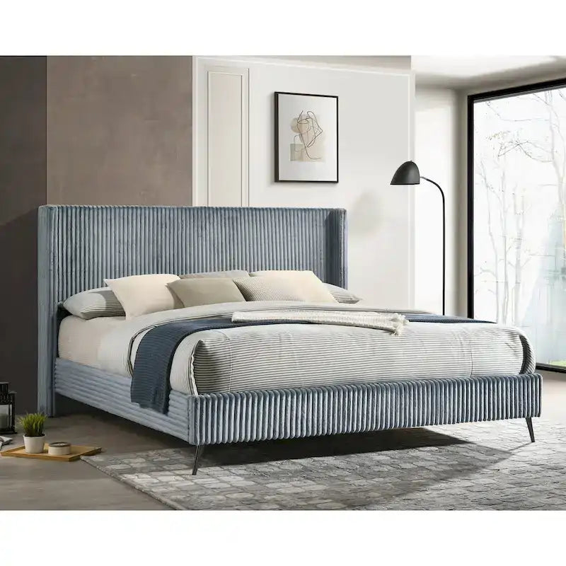 Cama de panel tamaño king tapizada en pana de canal ancho con cabecero alto tipo wingback