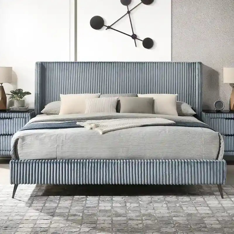 Cama de panel tamaño king tapizada en pana de canal ancho con cabecero alto tipo wingback