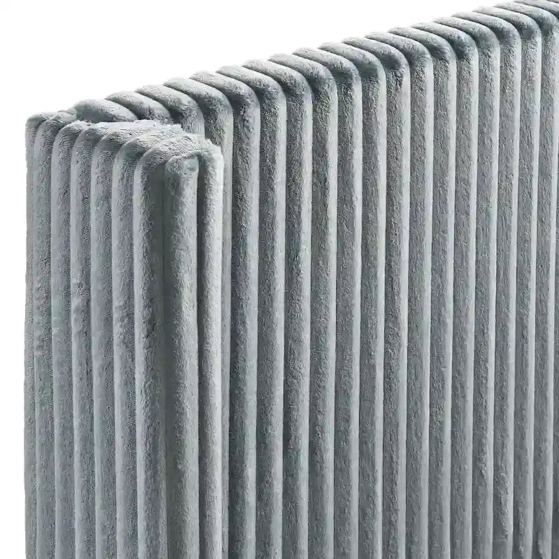 Cama de panel tamaño king tapizada en pana de canal ancho con cabecero alto tipo wingback