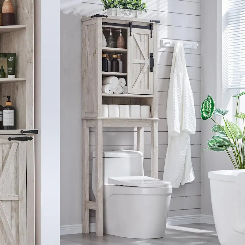 Landelijk opbergkastje boven het toilet met schuifdeur in schuurstijl